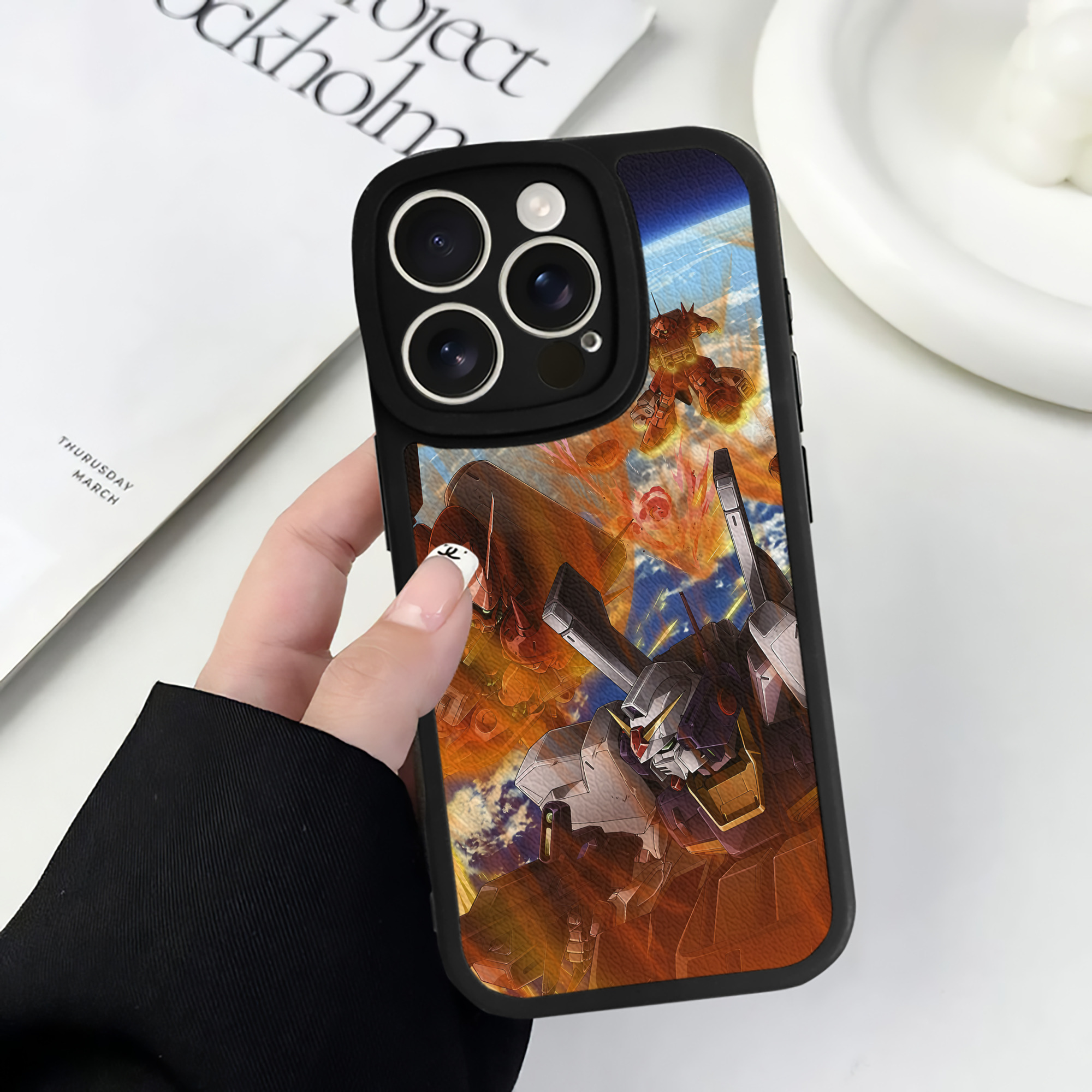 （画像用） 機動戦士ガンダム Mobile Suit Gundam 【iPhone 16シリーズ対応】シリコンスマホケース（レザー調） 材質：シリコン